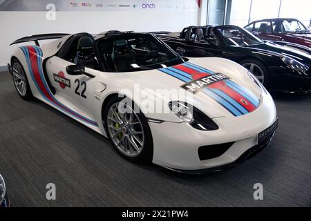 Vue de trois quarts de face d'une Porsche 918 Spyder, exposée au salon britannique de l'automobile de 2023 Banque D'Images