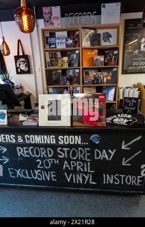 Poole, Dorset, Royaume-Uni. 19 avril 2024. Le magasin de disques Boiler Room Records de Kingland Crescent, Poole prépare la journée du magasin de disques demain, encourageant les gens à visiter et soutenir les magasins de disques locaux. Le magasin ouvre à 8h du matin avec des files d'attente attendues pour accéder à des centaines d'éditions limitées d'un large éventail d'artistes, qu'ils ne peuvent pas enregistrer à l'avance ou précommander. Des légendes comme David Bowie qui ne sont plus avec nous seront des vinyles populaires. Crédit : Carolyn Jenkins/Alamy Live News Banque D'Images