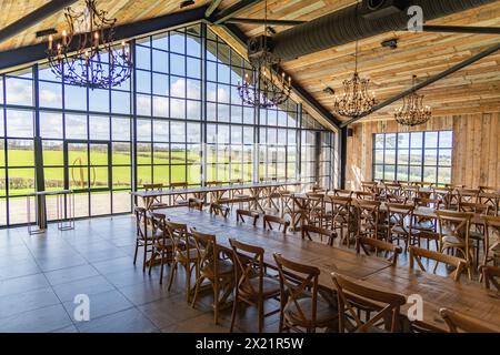 Tables de dîner aménagées pour une réception de mariage à Botley Hill Farm dans le Surrey, Royaume-Uni Banque D'Images