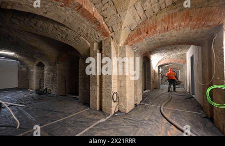 19 avril 2024, Thuringe, Erfurt : des artisans travaillent dans la caserne défensive sur le Petersberg à côté de l'église du monastère de la Pierre et Paul, dont la construction a commencé au XIIe siècle. L'ancien monastère médiéval deviendra une expérience immersive à l'avenir. Erfurt Tourismus und Marketing GmbH et la Fondation du palais de Thuringe souhaitent faire revivre l’ancien monastère bénédictin du Petersberg en utilisant la réalité virtuelle (VR). Le ministère de l’économie, de la science et de la société numérique de Thuringe finance le projet à hauteur d’environ 300 000 euros. Photo : Martin Sch Banque D'Images