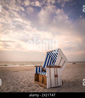 Géographie / voyage, Allemagne, Schleswig-Holstein, Kampen, chaise longue à Kampen au coucher du soleil, Sylt, ADDITIONAL-RIGHTS-CLEARANCE-INFO-NOT-AVAILABLE Banque D'Images