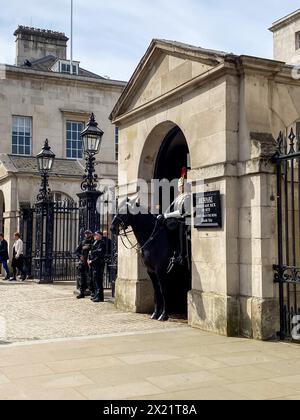 Un garde anglais et son cheval sont vus devant les Royal Horse Guards à Londres. Banque D'Images