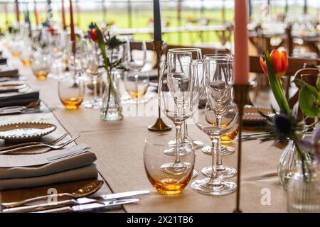 Tables de dîner aménagées pour une réception de mariage à Botley Hill Farm dans le Surrey, Royaume-Uni Banque D'Images