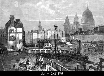 Le chemin de fer travaille à Blackfriars et s'ouvre vers Ludgate Hill, vu du pont temporaire, [Londres], 1864. Vue '...surplombant, sur son côté est, le pont ferroviaire permanent que le Londres, Chatham, et Douvres Company s'érigent, pour amener leur ligne au sud de la Tamise - maintenant ouverte à l'éléphant et au château - en connexion avec son terminus de ville projeté à Ludgate-Hill... un grand nombre de maisons ont été dégagées... la façade et le majestueux dôme de préparation Paul n'a jamais été vu à un meilleur avantage que de ce nouveau point d'observation, depuis le retrait d'une partie de l'interve Banque D'Images