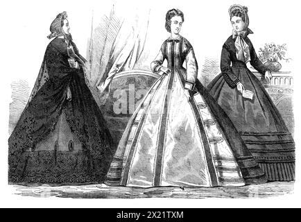 Paris mode pour mai 1864. 'Fig. 1. Robe pour une fête de mariage. Robe antique moiré bleu Mazarine, ornée (au-dessus du rebond en dentelle profond ornant la jupe) de trois pastilles en velours noir, bordées d'une guipure noire étroite. Long châle en dentelle noire. Bonnet blanc en crapé, décoré de plumes et d'une aigrette ; au-dessus du bavolet de dentelle vandyked un riche ornement de velours bleu, de la même teinte que l'arc et les cordes. Fig. 2. Robe de soirée Fora Young Lady. Robe gris argenté en foulard de l'lnde, richement garnie, comme le montre la gravure, avec des rayures bleues en soie et une bordure étroite. La robe est découpée dans le Banque D'Images