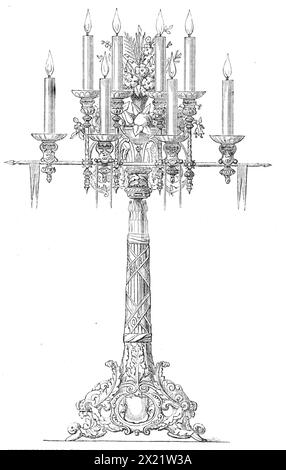 Témoignage présenté par les électeurs libéraux de Halifax au député James Stansfeld, 1864. M. James Stansfeld... a récemment démissionné de son poste d'un des Seigneurs de l'Amirauté à la suite des discussions qui ont eu lieu lors de sa correspondance avec Signor Mazzini. Nous publions une gravure de l'élégant morceau d'assiette, combinant une &#xe9;pergne et candélabre. Il a été fabriqué par M. E. S. Pegler, orfèvre, de Halifax, à partir de dessins de M. Digby Wyatt. La base est carrée, et sur chaque face est un bouclier, dont l'un porte l'inscription suivante: "Présenté dans la pièce-hall, Ha Banque D'Images