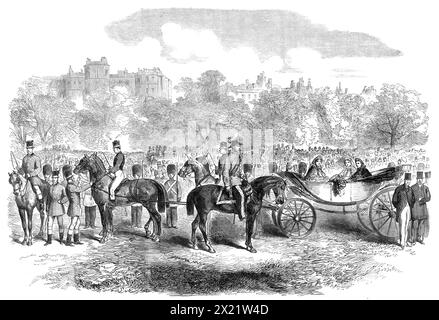 The Volunteer Review in Hyde Park [Londres] : la princesse de Galles et sa suite, 1864. «... le prince et la princesse de Galles sont venus non seulement assister à l'affaire, mais son Altesse Royale y a pris une part active en tant que commandant de sa propre brigade. Cette circonstance, avec la popularité générale du jeune couple, ainsi que l'intérêt croissant qui se fait sentir dans le mouvement bénévole ont rassemblé une... [grande] multitude de tous les rangs et classes du peuple... [la gravure montre] la princesse de Galles [future reine Alexandra], avec la princesse Alice, et la princesse Marie de Cambridge, dans un barouch ouvert Banque D'Images