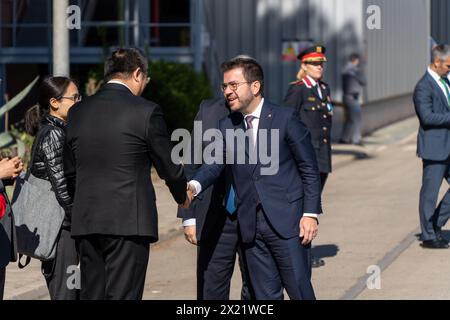 L'accord de collaboration entre la société catalane EBRO et la société chinoise Chery pour la réouverture de l'ancienne usine Nissan dans la zone Franca de Barcelone a été signé. Les autorités chinoises et le président espagnol, le catalan et le ministre espagnol de l'industrie ont assisté à l'événement. Se ha firmado el acuerdo de colaboración entre la empresa catalana EBRO y la empresa china Chery para reabrir la antigua Fábrica de Nissan en la Zona Franca de Barcelona. El evento ha contado tanto con autoridades chinas como con la presencia del presidente espa&# Banque D'Images