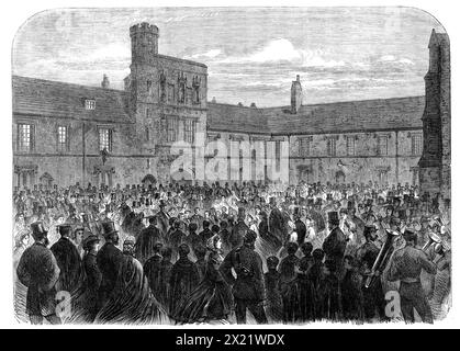 Le chant de "Dulce Domum" au Winchester College, 1865. 'L'hon. Et le savant monsieur Sir Roundell Palmer, dans un de ses poèmes, a célébré la fidélité des garçons Winchester dans la pratique des anciennes coutumes de leur école. Notre illustration actuelle témoignera comment les disciples de cette vénérable institution, qui a été fondée par l'évêque Guillaume de Wykeham il y a près de six cents ans, maintiennent toujours une de ses observances traditionnelles, et, pour citer une phrase du procureur général de sa Majesté, "encore, au crépuscule de l'été, chantez leur douce chanson de la maison". T Banque D'Images