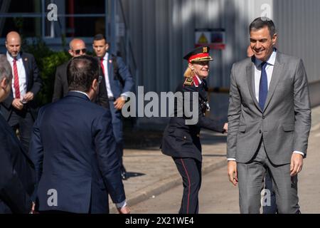 L'accord de collaboration entre la société catalane EBRO et la société chinoise Chery pour la réouverture de l'ancienne usine Nissan dans la zone Franca de Barcelone a été signé. Les autorités chinoises et le président espagnol, le catalan et le ministre espagnol de l'industrie ont assisté à l'événement. Se ha firmado el acuerdo de colaboración entre la empresa catalana EBRO y la empresa china Chery para reabrir la antigua Fábrica de Nissan en la Zona Franca de Barcelona. El evento ha contado tanto con autoridades chinas como con la presencia del presidente espa&# Banque D'Images