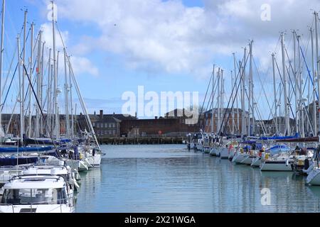 Gosport, Hampshire, Angleterre. 1er avril 2024. Haslar Marina, voiliers amarrés dans la marina. Banque D'Images