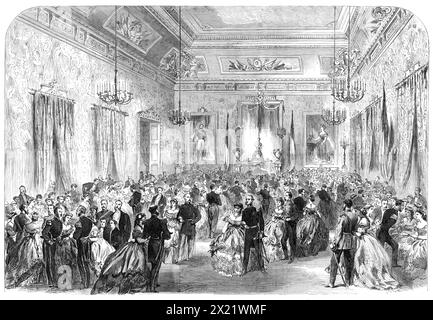 Le Festival International Naval de Cherbourg : le bal à l'Hôtel de ville - d'après un croquis de notre artiste spécial, 1865. «...les festivités ont été clôturées par un bal à l'Hôtel de ville [à Cherbourg, dans le nord de la France.] La compagnie s'est réunie en trois beaux salons - le premier la salle municipale proprement dite ; le second construit depuis Cherbourg a pris de l'ampleur dans son importance actuelle, et a appelé le salon de l'empereur; le troisième, nommé The Queen's, comme ayant été utilisé à l'occasion de la visite de sa Majesté, et comme contenant une magnifique image de cet événement... comme plus de 1500 personnes avaient été en panne Banque D'Images