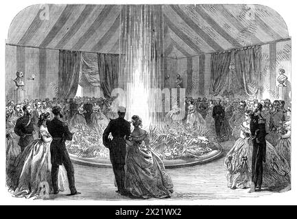 Festival naval international de Portsmouth : la fontaine illuminée au bal donné par le maire, 1865. 'Les décorations, qui avaient été confiées à Mr. Dillon, de Londres, étaient d'un style roman et efficace... le vestibule avait en son centre une fontaine illuminée, jouant à la hauteur de 20 pieds. dans un bassin de 14 pieds. en diamètre, où se trouvaient certaines des fougères les plus chics et rocailleries'. Tiré de "Illustrated London News", 1865. Banque D'Images