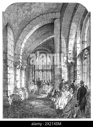 Festival de musique de Gloucester : le clerestory, cathédrale de Gloucester, 1865. Vue de '...le clerestory, dans lequel un certain nombre de dames et messieurs ont trouvé un logement tolérable pendant les représentations musicales...cette partie de l'édifice a été construite dans la première moitié du XIIIe siècle, les moines eux-mêmes, comme nous le penchons d'une ancienne chronique, ayant travaillé à elle de leurs propres mains. Ce que ces pieux bâtisseurs auraient pensé des compositions de Mendelssohn et Spohr, ou de l’exécution de Mdme. Titiens et Miss Louisa Pyne, c'était trop curieux de s'enquérir. De « Illustrate Banque D'Images