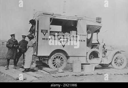 Army Motor Kitchen of MRS Hoare's [YMCA], 2 Oct 1918 (date de création ou de publication ultérieure). Soldats et femme debout devant une cuisine automobile Y.M.C.A. en France pendant la première Guerre mondiale Banque D'Images