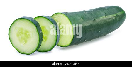 Concombre cru et tranches de concombre isolées sur fond blanc. Banque D'Images