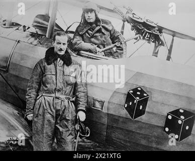 Capitaine W.C. Schauffler Jr. [&amp ; Lt. F.A. Tillman], 18 novembre 1918. Capitaine W.G. Schauffler, Jr. debout et lieutenant Fred A. Tillman dans le siège d'un quatre-vingt-dixième Aero Squadron (Pair-a-Dice" Squadron) avion (Salmson 2A2). L'arme de l'avion est une double mitrailleuse Lewis. La photographie a été prise à Bethelainville, Meuse, France le 18 novembre 1918 après la première Guerre mondiale Banque D'Images