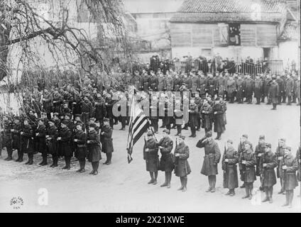 Roosevelt Service, France, 8 janvier 1919. Soldats alignés en formation avec le drapeau américain dans l'après-midi du jour des funérailles de l'ex-président Roosevelt au quartier général de la première armée américaine, Bar-sur-aube, France, le 8 janvier 1919. Banque D'Images