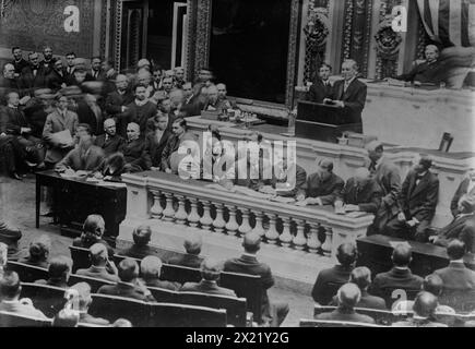 Président Wilson s'adressant au Congrès, 1913. Montre le président Woodrow Wilson s'adressant au Congrès le 8 avril 1913. Il a prononcé un discours sur l'ajustement des droits de douane. Banque D'Images