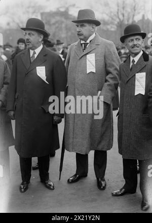 A.H. Wiggin & amp ; J.P. Morgan, 25 octobre 1917. Albert H. Wiggin, président de la Chase Manhattan Bank ; le financier J.P. Morgan, et Walter E. Frew, président de la Corn Exchange Bank au Liberty Loan Parade à New York le 25 octobre 1917 pendant la première Guerre mondiale Banque D'Images