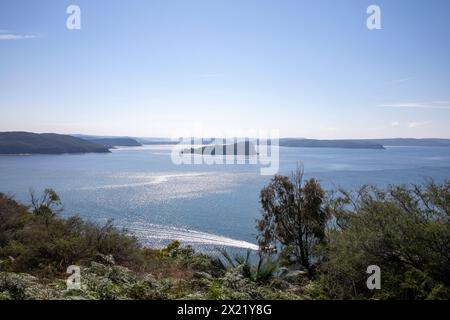 De West Head dans le parc national de Ku-Ring-Gai Chase, vue sur la réserve naturelle de Lion Island à l'embouchure de la rivière Hawkesbury et sur la côte centrale de Nouvelle-Galles du Sud Banque D'Images