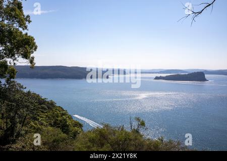 De West Head dans le parc national de Ku-Ring-Gai Chase, vue sur la réserve naturelle de Lion Island à l'embouchure de la rivière Hawkesbury et sur la côte centrale de Nouvelle-Galles du Sud Banque D'Images