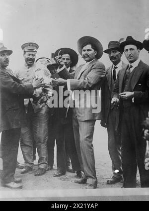 Villa Pancho, Raoul Madero, 1914. Spectacles général Francisco "Pancho" Villa (1878-1923) avec Raul Madero (décédé en 1982), frère de Francisco Ignacio Madero pendant la Révolution mexicaine. Banque D'Images