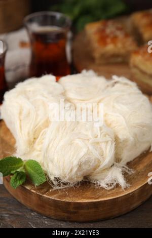 Bonbons orientaux. Savoureux pashmak iranien sur table en bois, gros plan Banque D'Images