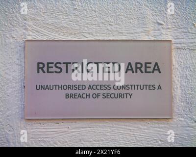 En mer - janvier 28 2024 : panneau signalant qu'une zone est restreinte et que l'accès non autorisé constitue une violation de la sécurité. Banque D'Images