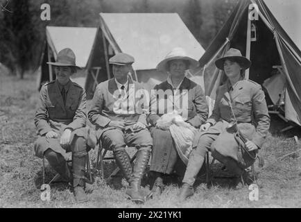 Capitaine Candace Hewitt, E.R. Hewitt &amp ; épouse Lucy Hewitt, 1916. Montre Edward Ringwood Hewitt (1866-1957), inventeur, chimiste et un des premiers experts de la pêche à la mouche avec sa femme, Mary (Ashley) Hewitt et ses filles Lucy et Candace. La photographie a probablement été prise dans un camp du corps des services d'urgence sur le domaine de Hewitt, dans le comté de Passaic, près d'Erskine, New Jersey, où des jeunes femmes ont été formées au tir, aux exercices militaires, à la randonnée et à d'autres activités par des officiers de l'armée en 1916. Banque D'Images