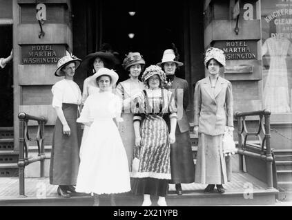 Les filles de l'Oregon à New York, 1912. Montre des suffragettes de l'Oregon qui visitaient New York avant de rencontrer à Washington, DC avec le président Wilson. Banque D'Images