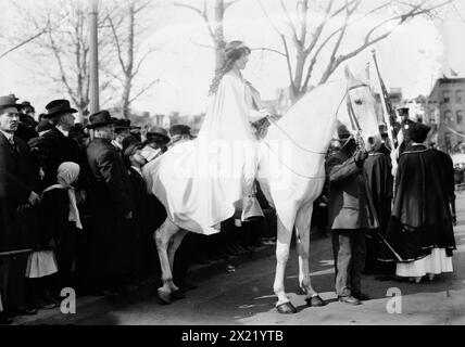 Défilé du suffrage, Inez Milholland, 1913. Montre l'avocate Inez Milholland Boissevain chevauchant dans le défilé de suffrage comme le premier des quatre hérauts montés. Dans sa courte vie, elle a partagé avec beaucoup de ses compagnons de marche un engagement en faveur de la réforme sociale. Elle a rejoint des organisations qui s'efforcent d'améliorer les conditions de travail des enfants et la vie des Afro-Américains. Elle était également une fervente partisane des shirtwaisers et des blanchisseries. Trois ans après le défilé, elle s'effondre et meurt à l'âge de trente ans lors d'une tournée de conférences sur le suffrage occidental. Banque D'Images