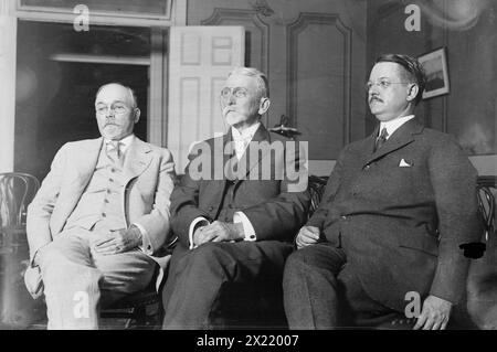 M.A. Knapp, Wm. Lee Chambers, G.W.W.Hangar, 1913. Montre les membres du Conseil de médiation et de conciliation pour le règlement des différends entre les chemins de fer et leurs employés, y compris le juge Martin A. Knapp, le juge William Lea Chambers, et George W.W. Hangar, commissaire du travail par intérim des États-Unis au moment de la nomination de Chambers au conseil. Banque D'Images