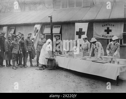 London Canteen, entre c1915 et c1920. Montre des soldats à une cantine de la Croix-Rouge à Londres, en Angleterre pendant la première Guerre mondiale Banque D'Images