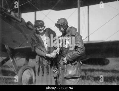 Claire Ogden, donnant garde au lieutenant W.C.F. Brown, entre c1915 et c1920. Montre Claire Ogden avec le lieutenant W.C.F. Brown dans un événement lié au test transcontinental de fiabilité et d'endurance de 1919 entre Mineola, New York et San Francisco. L'avion représenté est l'Ansaldo SVA (nommé d'après Savoia-Verduzio-Ansaldo), un biplan de reconnaissance italien. Banque D'Images