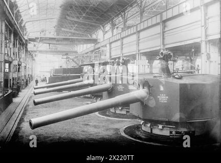 H.M.S. Shannon Vickers sons & amp ; Maxims Gun Works, 1915. L'usine de munitions et de munitions Vickers, sons and Maxim à Barrow-in-Furness, en Angleterre. Banque D'Images