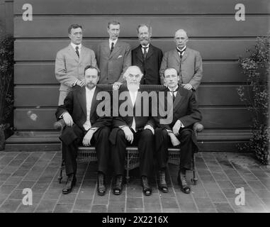 E.W.V. Kuehn, Gen. W.P. Hall, R.B. Maxwell, J.T.D. Pyles, Dr L.W. Jones, Pasteur Russell, Professeur F.B. Thompson, 1911. Charles Taze Russell (assis au centre), peut-être avec les hommes qui l'ont rejoint dans une tournée mondiale de 1911 pour sa Sion's Watch Tower Society (témoins de Jéhovah). Comprend : Ernest Wilson V. Kuehn, le général Willima P. Hall, Robert B. Maxwell, J.T.D. Pyles, Dr Leslie W. Jones et le professeur F.B. Thompson. Banque D'Images