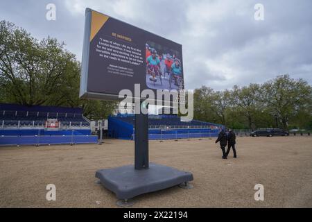 Londres 19 avril 2024 . Un grand panneau est placé à Horse Guards avant le marathon de Londres qui commence le dimanche 21 avril. Credit : amer Ghazzal/Alamy Live News Banque D'Images