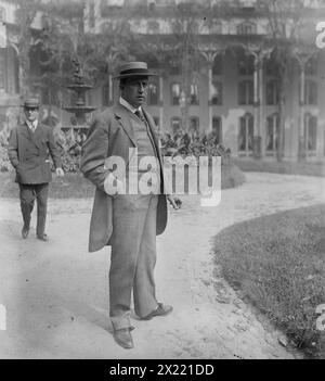 WM. Barnes, Jr., debout dehors dans le parc, 1910. Banque D'Images