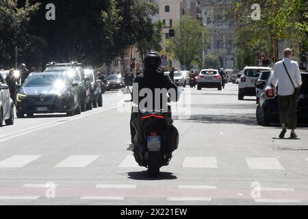 Rome, . 19 avril 2024. Rome, Francesco Totti quitte le tribunal après l'audience de séparation et s'enfuit sur un scooter crédit : Independent photo Agency/Alamy Live News Banque D'Images