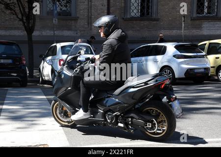 Rome, . 19 avril 2024. Rome, Francesco Totti quitte le tribunal après l'audience de séparation et s'enfuit sur un scooter crédit : Independent photo Agency/Alamy Live News Banque D'Images