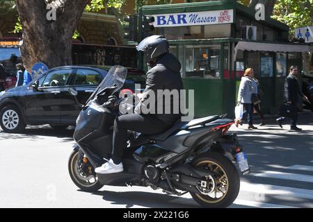 Rome, . 19 avril 2024. Rome, Francesco Totti quitte le tribunal après l'audience de séparation et s'enfuit sur un scooter crédit : Independent photo Agency/Alamy Live News Banque D'Images