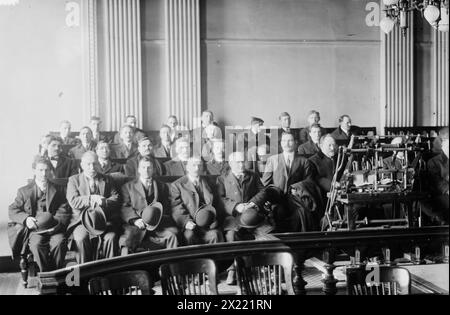 Candidats à la naturalisation assis dans la chambre, chapeaux dans les tours, 1916. Banque D'Images