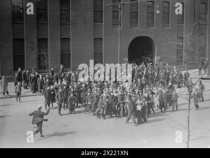 Les employés de la Baldwin locomotive Works se tiennent devant le bâtiment, Philadelphie, 1910. Banque D'Images