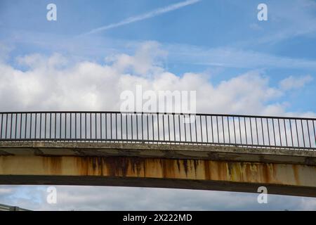 Brückenabriss und Neubau über die A40 in Essen Ende avril 2024 soll die Fußgänger Brücke über die A40 in Essen Frillendorf abgerissen werden. dafür wird an dem Wochenende die A40 gesperrt. IM Verlauf der CA. nächsten 10 Jahren werden in der Umgebung 5 weitere Brücken saniert bzw. erneuert. Betroffen ist die A40 und die A52 auf Essener Stadtgebiet. Essen Frillendorf *** démolition du pont et nouvelle construction sur l'A40 à Essen le pont piétonnier sur l'A40 à Essen Frillendorf doit être démoli à la fin du mois d'avril 2024 L'A40 sera fermée à cet effet pendant le week-end Banque D'Images