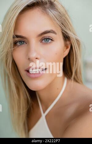 Une jeune et belle femme blonde aux yeux bleus à Miami, capturée dans un moment de sérénité et d'élégance. Banque D'Images