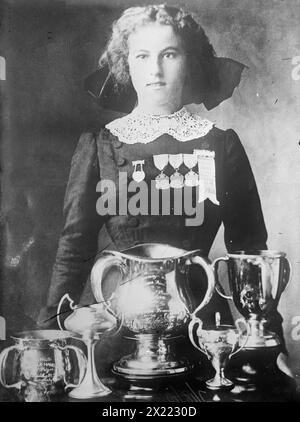 Alsie Aykroyd devant ses trophées, 1910. Banque D'Images