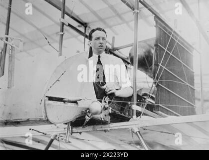 Tom Sopwith, c1910. Montre l'aviateur anglais Thomas Octave Murdoch Sopwith (1888-1989) dans le biplan Howard Wright. Banque D'Images