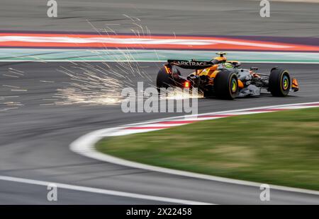 Shanghai, Chine. 19 avril 2024. Le pilote britannique Lando Norris de McLaren participe aux qualifications de sprint du Grand Prix de formule 1 de Chine sur le circuit international de Shanghai à Shanghai, en Chine, le 19 avril 2024. Crédit : HE Changshan/Xinhua/Alamy Live News Banque D'Images