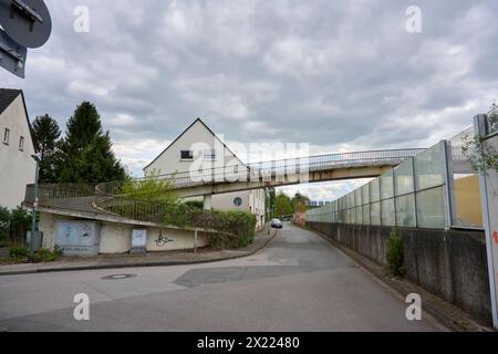 Brückenabriss und Neubau über die A40 in Essen Ende avril 2024 soll die Fußgänger Brücke über die A40 in Essen Frillendorf abgerissen werden. dafür wird an dem Wochenende die A40 gesperrt. IM Verlauf der CA. nächsten 10 Jahren werden in der Umgebung 5 weitere Brücken saniert bzw. erneuert. Betroffen ist die A40 und die A52 auf Essener Stadtgebiet. Essen Frillendorf *** démolition du pont et nouvelle construction sur l'A40 à Essen le pont piétonnier sur l'A40 à Essen Frillendorf doit être démoli à la fin du mois d'avril 2024 L'A40 sera fermée à cet effet pendant le week-end Banque D'Images